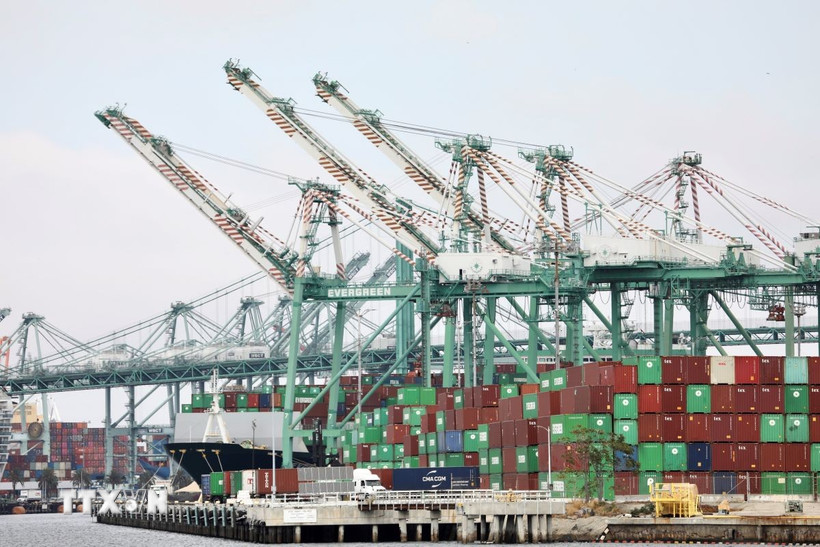 Cảng hàng hóa Long Beach, bang California, Mỹ. (Ảnh: THX/TTXVN)