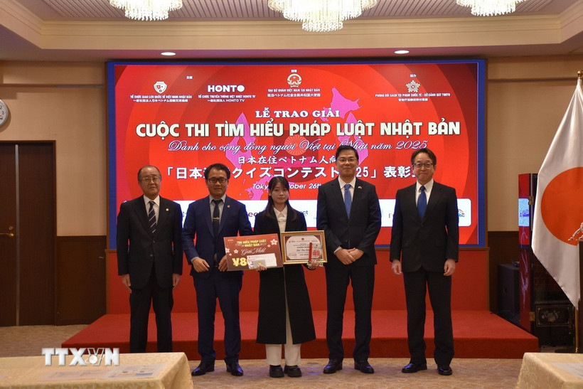 Đại sứ Việt Nam tại Nhật Bản Phạm Quang Hiệu trao chứng nhận giải Nhất cho thí sinh Bùi Thu Hoài đến từ Kanagawa. (Ảnh: Nguyễn Tuyến/TTXVN)