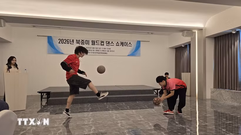 Một tiết mục biểu diễn bóng đá nghệ thuật tại sự kiện. (Ảnh: Đức Thắng/TTXVN)