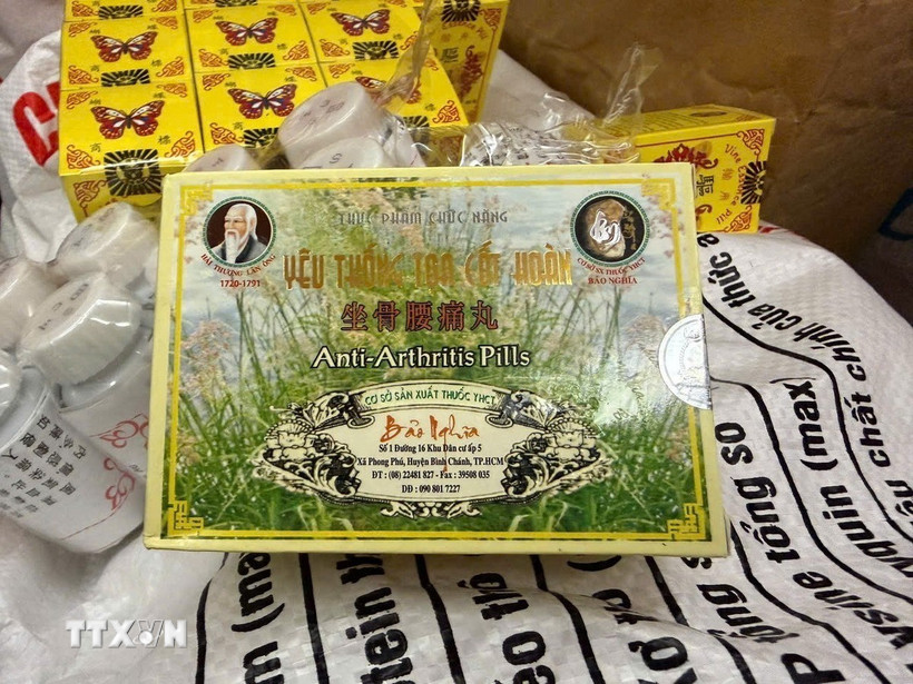 Các sản phẩm thuốc đông y giả của nhóm đối tượng sản xuất. (Ảnh: TTXVN phát)
