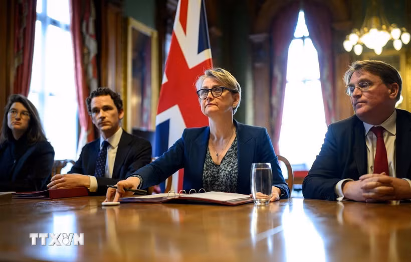 Ngoại trưởng Anh Yvette Cooper (thứ 2, phải) chủ trì hội nghị trực tuyến nhằm mở lại tuyến vận tải qua eo biển Hormuz với hơn 40 quốc gia tham dự, ngày 2/4/2026. (Ảnh: REUTERS/TTXVN)