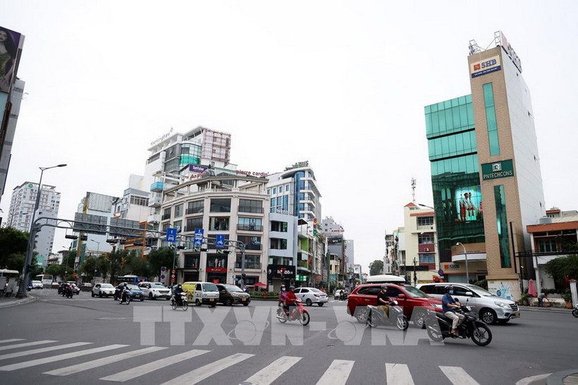 Người dân ra đường khá đông ở góc đường Nguyễn Văn Trỗi-Trần Huy Liệu. (Ảnh: Hồng Đạt/TTXVN)