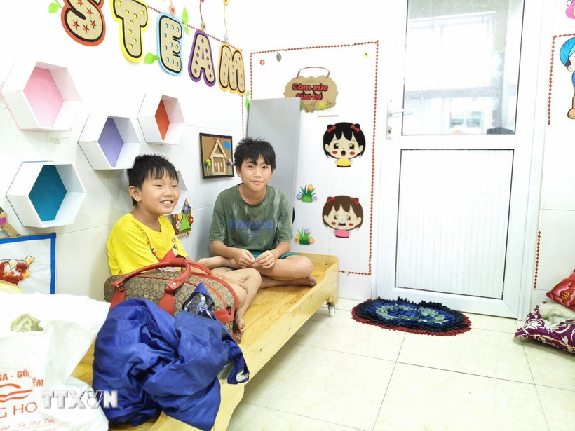 Các em nhỏ tại xã Đan Hải được bố trí ở tại các trường học, nhà văn hóa và sẽ nghỉ học trong 2 ngày. (Ảnh: Hữu Quyết/TTXVN)