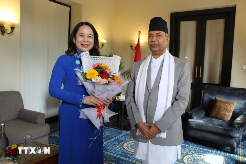 Phó Tổng thống Nepal tặng hoa Phó Chủ tịch nước Võ Thị Ánh Xuân. (Ảnh: Ngọc Thúy/TTXVN)