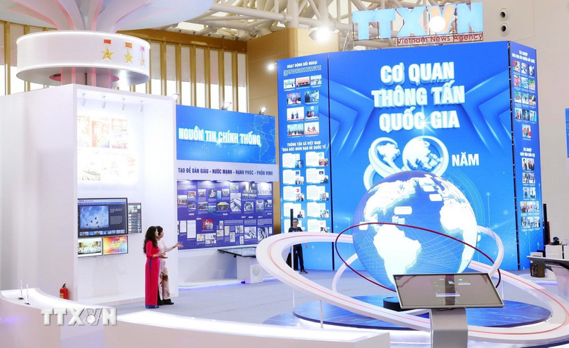Khu trưng bày của TTXVN giới thiệu hành trình 80 năm cơ quan thông tấn quốc gia ra đời, xây dựng, phát triển và đồng hành cùng đất nước, với thông điệp “Nguồn tin chính thống - Dòng tin chủ lực.” (Ảnh: Phạm Kiên/TTXVN)