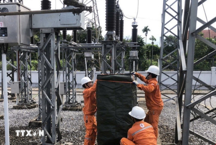 Nhân viên điện lực kiểm tra, gia cố hệ thống điện bảo đảm các biện pháp phòng chống bão cho hệ thống điện. (Ảnh: TTXVN phát)