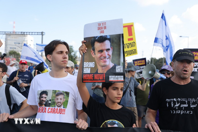 Người dân Israel tuần hành tại Tel Aviv ngày 17/8/2025, yêu cầu Thủ tướng Benjamin Netanyahu tiến tới thỏa thuận với Hamas nhằm chấm dứt chiến tranh và trả tự do cho các con tin. (Ảnh: THX/TTXVN) 