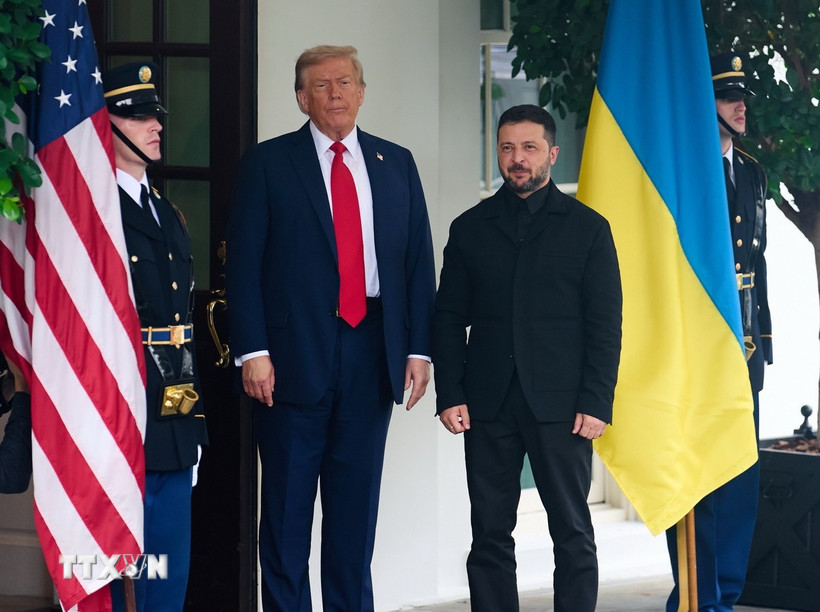 Tổng thống Ukraine Volodymyr Zelensky (thứ 2, phải) trong cuộc gặp Tổng thống Mỹ Donald Trump (thứ 2, trái) tại Washington DC., ngày 18/8/2025. (Nguồn: THX/TTXVN)