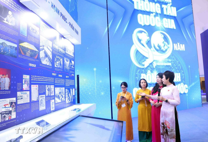 Tổng Giám đốc Thông tấn xã Việt Nam Vũ Việt Trang trực tiếp chỉ đạo tại khu trưng bày của Thông tấn xã Việt Nam. (Ảnh: Phạm Kiên/TTXVN)