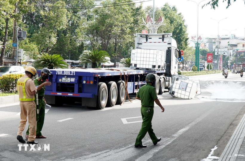 Lực lượng chức năng bảo vệ hiện trường, phân luồng điều tiết giao thông. (Ảnh: Lê Phước Ngọc/TTXVN)