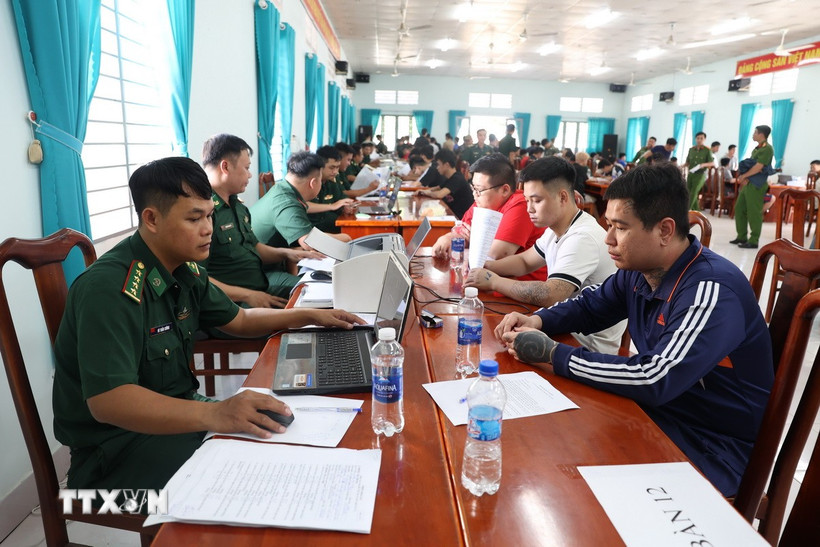 Lực lượng chức năng tiến hành lấy lời khai những công dân Việt Nam do các lực lượng chức năng của Campuchia trao trả. (Ảnh: Thanh Tân/TTXVN)