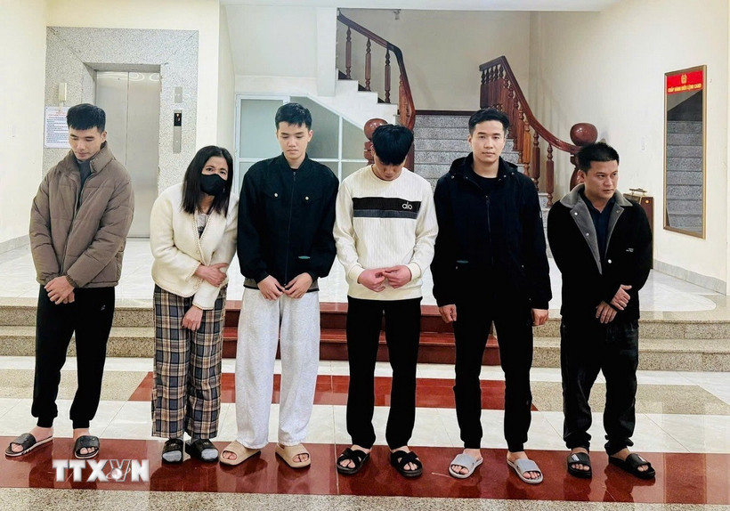 Các đối tượng đánh bạc bị bắt giữ. (Ảnh: TTXVN phát)