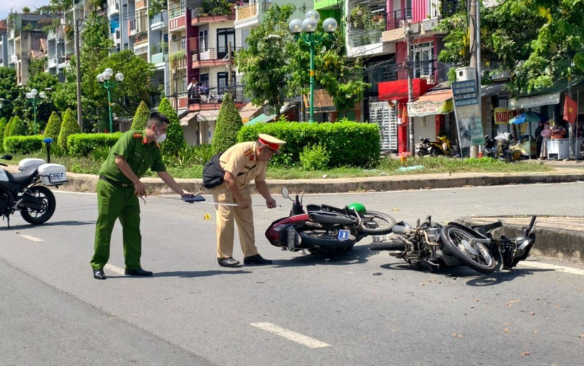 Công an khám nghiệm hiện trường, điều tra nguyên nhân vụ tai nạn. (Nguồn: Báo Pháp luật)