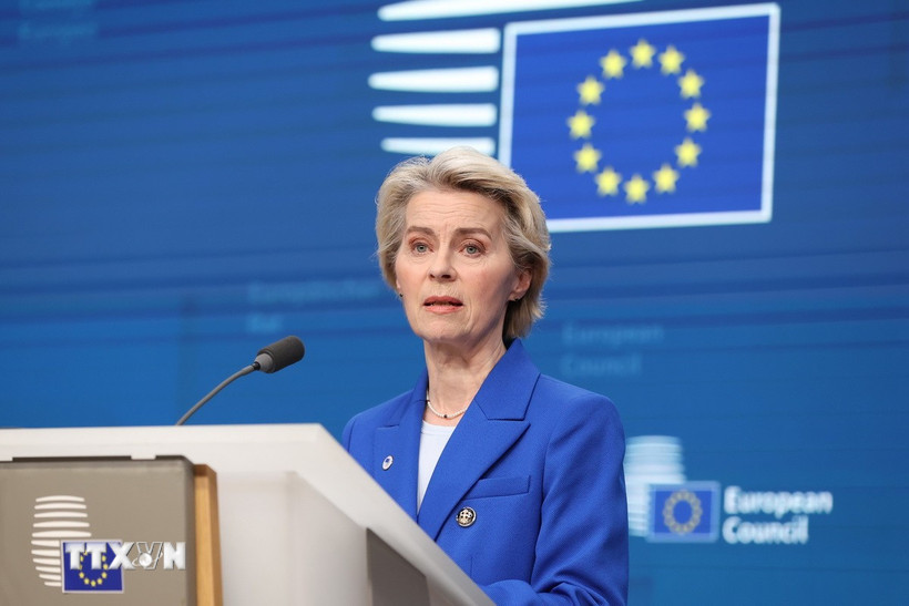 Chủ tịch Ủy ban châu Âu Ursula von der Leyen phát biểu tại cuộc họp báo ở Brussels, Bỉ. (Ảnh: THX/TTXVN)