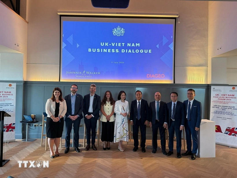 Thứ trưởng Nguyễn Hoàng Long chụp ảnh lưu niệm với các đại biểu tham dự Diễn đàn doanh nghiệp Việt Nam-Vương quốc Anh bên lề khóa họp lần thứ 14 Ủy ban hỗn hợp về Hợp tác kinh tế và thương mại Việt Nam-Vương quốc Anh. (Ảnh: TTXVN phát)