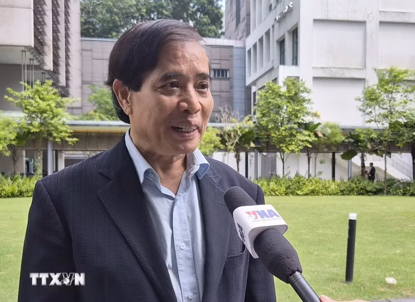 Giáo sư Vũ Minh Khương, Trường Chính sách công Lý Quang Diệu trả lời phỏng vấn phóng viên TTXVN tại Singapore. (Ảnh: Việt Dũng/TTXVN)