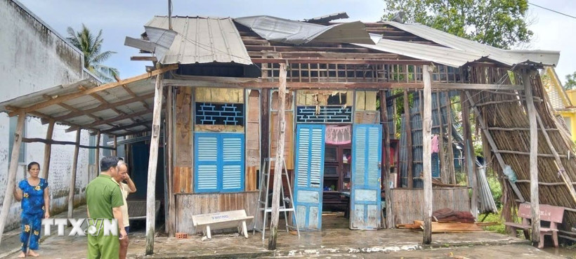 Căn nhà của người dân ở ấp Phước Ninh, xã Vĩnh Phước, tỉnh Cà Mau bị thiệt hại do giông lốc. (Ảnh: TTXVN phát)