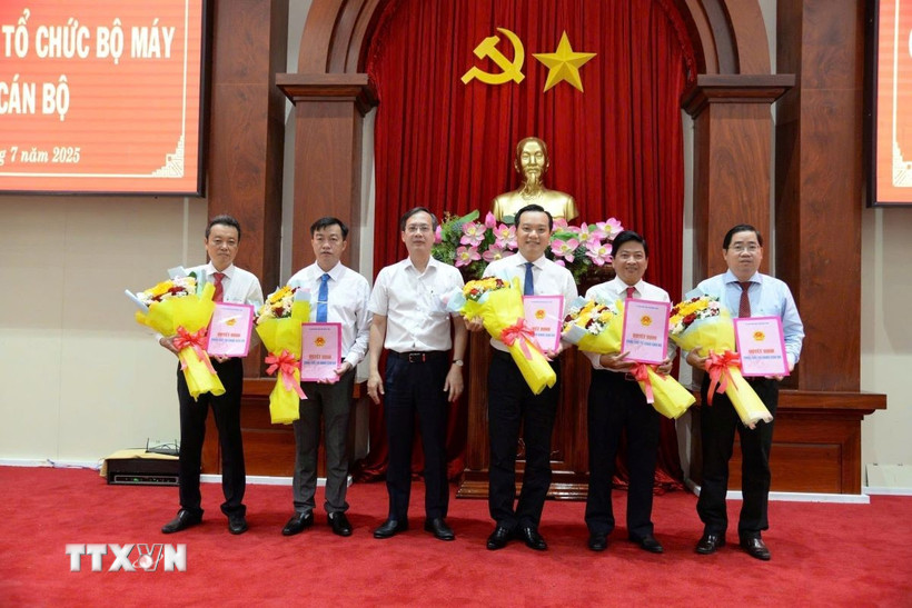 Chủ tịch Ủy ban Nhân dân tỉnh Đồng Tháp trao quyết định bổ nhiệm lãnh đạo Ban Quản lý Khu kinh tế tỉnh Đồng Tháp. (Ảnh: Công Trí/TTXVN)