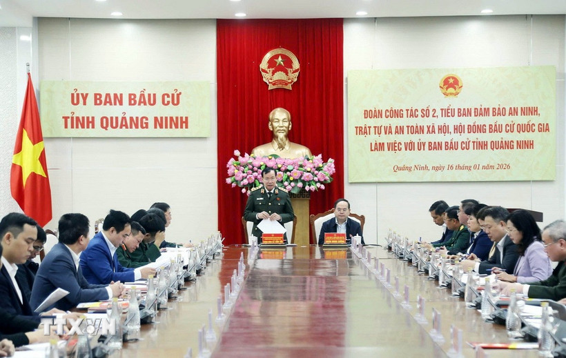 Đoàn công tác số 2 của Hội đồng bầu cử quốc gia làm việc với Ủy ban Bầu cử tỉnh Quảng Ninh. (Ảnh: TTXVN phát)