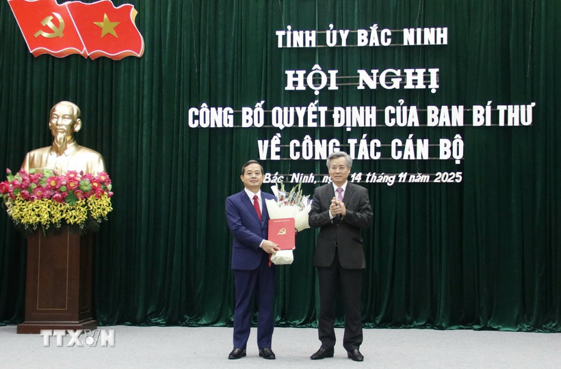 Ủy viên Trung ương Đảng, Phó Trưởng Ban Tổ chức Trung ương Nguyễn Quang Dương trao Quyết định của Ban Bí thư và tặng hoa chúc mừng đồng chí Phạm Hoàng Sơn, Phó Bí thư Tỉnh ủy Bắc Ninh. (Ảnh: Đồng Thúy/TTXVN)
