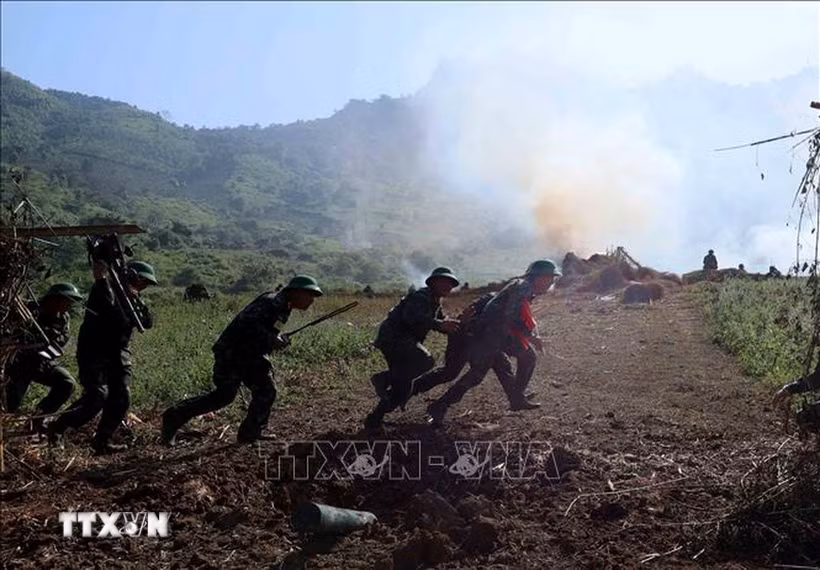 Lực lượng bộ binh tiến công đánh chiếm các mục tiêu. (Ảnh: An Đăng/TTXVN)