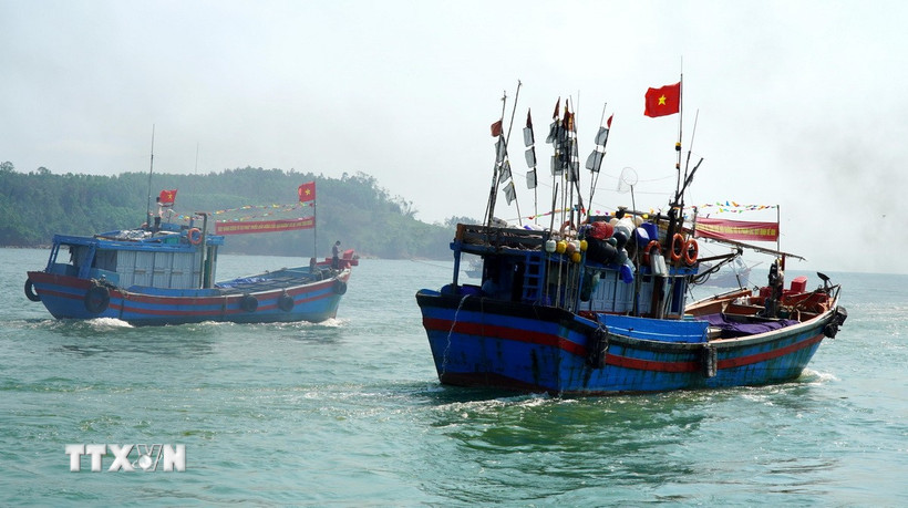 Các tàu cá đồng loạt rẽ sóng ra khơi sau lễ ra quân. (Ảnh: Lê Phước Ngọc/TTXVN)