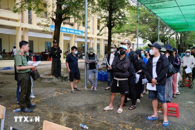 Lực lượng chức năng tỉnh Lâm Đồng tiếp nhận công dân từ phía Campuchia bàn giao qua Cửa khẩu Xa Mát, tỉnh Tây Ninh. (Ảnh: TTXVN phát)