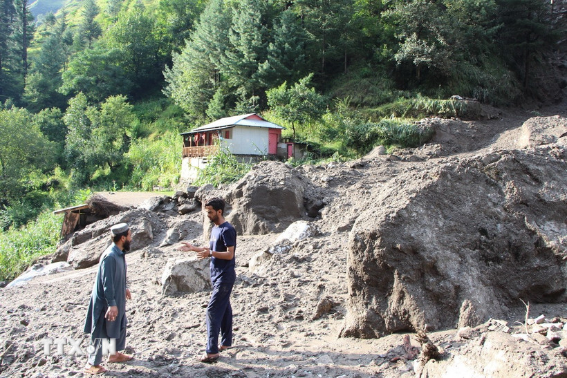 Khu vực bị tàn phá do mưa lớn tại Muzaffarabad thuộc Azad Kashmir do Pakistan quản lý, ngày 15/8/2025. (Ảnh: AA/TTXVN)