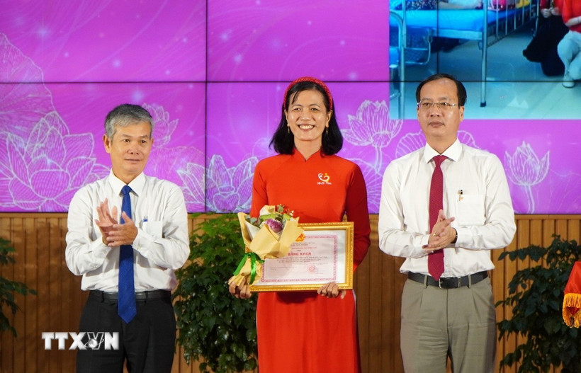 Cô Nguyễn Thị Minh Tâm nhận Bằng khen của Chủ tịch Ủy ban Nhân dân tỉnh Đồng Tháp vì có thành tích xuất sắc trong học tập và làm theo tư tưởng, đạo đức, phong cách Hồ Chí Minh giai đoạn 2016-2025. (Ảnh: Nhựt An/TTXVN)