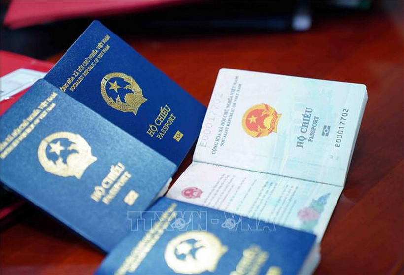 Mẫu hộ chiếu phổ thông gắn chíp điện tử được cấp từ 1/3/2023. (Ảnh: Phạm Kiên/TTXVN)