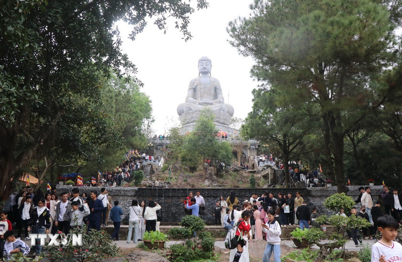 Du khách tham quan quảng trường Đại phật tượng. (Ảnh: Thanh Thương/TTXVN)