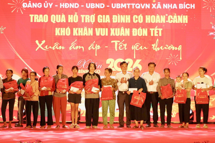 Lãnh đạo xã Nha Bích, tỉnh Đồng Nai tặng quà cho bà con có hoàn cảnh khó khăn Tết Nguyên đán Bính Ngọ 2026. (Ảnh: Nhật Bình/Vietnam+)