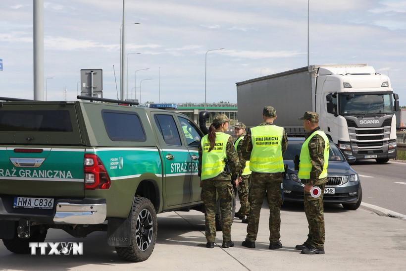 Lực lượng Biên phòng Ba Lan tuần tra tại khu vực cửa khẩu biên giới Ba Lan-Litva ở Budzisko ngày 5/7/2025. Ảnh: PAP/TTXVN