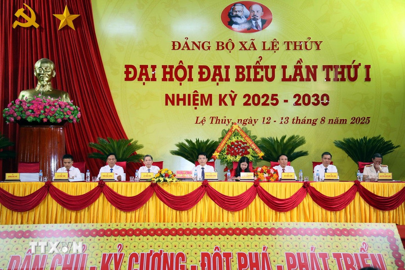 Đoàn chủ tịch điều hành Đại hội. (Ảnh: Tá Chuyên/TTXVN)