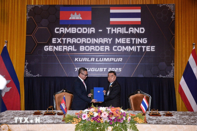 Phó Thủ tướng, Bộ trưởng Quốc phòng Campuchia Tea Seiha (trái) và Thứ trưởng Quốc phòng Thái Lan Nattaphon Narkphanit trao đổi thỏa thuận ngừng bắn tại phiên họp bất thường của Ủy ban biên giới chung hai nước tại Kuala Lumpur, Malaysia, ngày 7/8/2025. Ảnh: THX/TTXVN