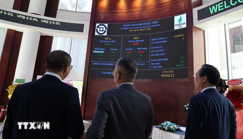 Nhà đầu tư theo dõi diễn biến cổ phiếu BSR trong phiên chào sàn đầu tiên trên HOSE. (Ảnh: Hứa Chung/TTXVN)