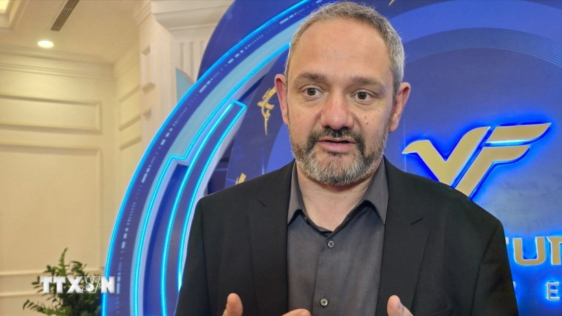 Giáo sư Raphaël Mercier, Giám đốc khoa Sinh học nhiễm sắc thể tại Viện Nghiên cứu Di truyền Cây trồng Max Planck, chia sẻ về “Hạt giống vô tính.” (Ảnh: Thu Phương/TTXVN)