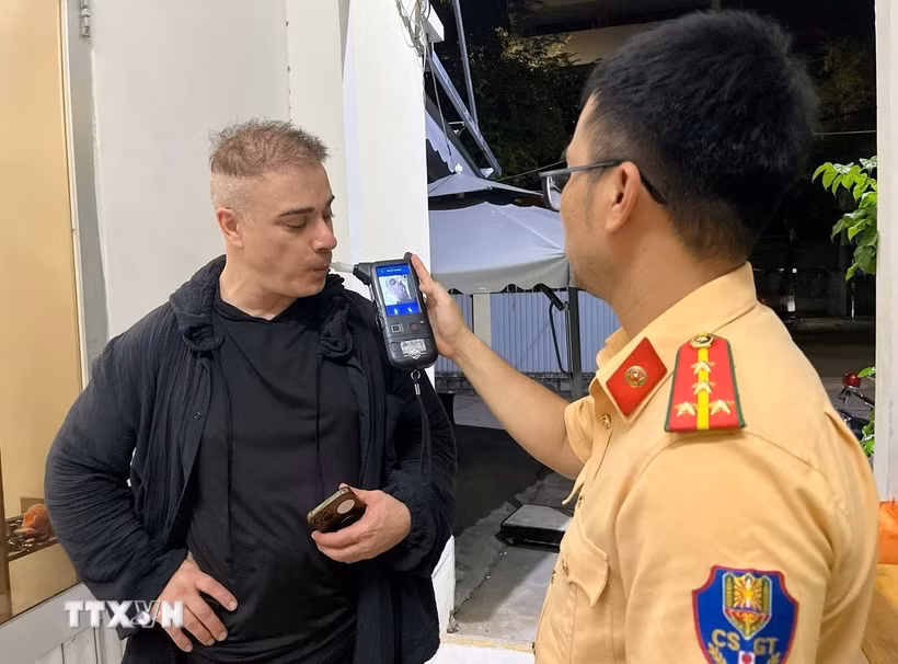 Cảnh sát giao thông, Công an tỉnh Khánh Hòa, kiểm tra nồng độ cồn du khách khi tham gia giao thông. (Ảnh: TTXVN phát).
