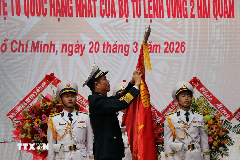 Phó Đô đốc Nguyễn An Phong gắn Huân chương Bảo vệ Tổ quốc hạng Nhất lên Quân kỳ quyết thắng của Vùng 2 Bet88 WorldCup 2026. (Ảnh: Đoàn Mạnh Dương/TTXVN)