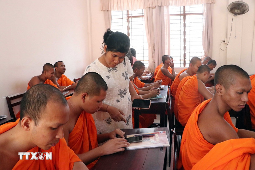 Học viên được hỗ trợ, hướng dẫn chi tiết từng thao tác cài đặt và khai báo thông tin ngay trên điện thoại thông minh. (Ảnh: Trung Kiên/TTXVN)