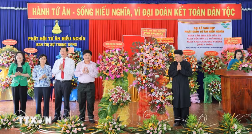 Lãnh đạo tỉnh An Giang tặng hoa chúc mừng Đại lễ Tam hợp năm 2026 Phật giáo Tứ Ân Hiếu Nghĩa. (Ảnh: Công Mạo/TTXVN)