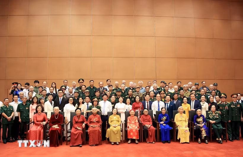 Phó Chủ tịch Quốc hội Nguyễn Thị Thanh chụp ảnh chung cùng các đại biểu. (Ảnh: Tuấn Anh/TTXVN)