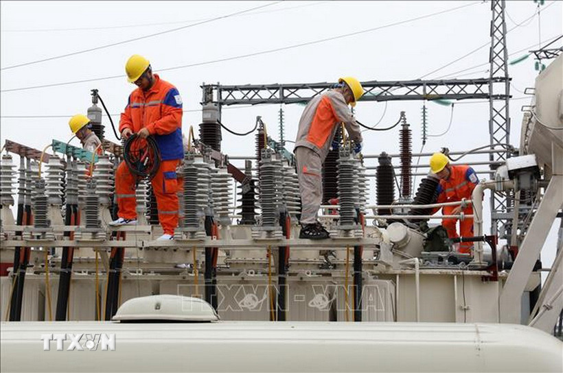 Lắp đặt, thí nghiệm các thiết bị điều khiển kỹ thuật số tại trạm biến áp 110kV Quế Võ. (Ảnh: Ngọc Hà/TTXVN)
