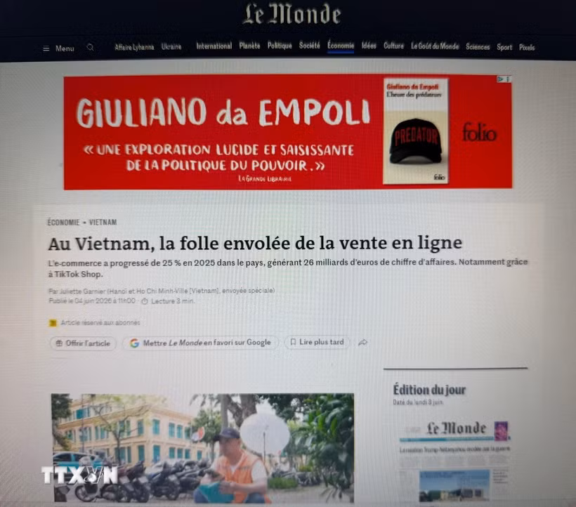 Bài viết trên báo Pháp Le Monde nói về đà tăng trưởng của kinh tế Việt Nam hiện nay, trong đó thương mại điện tử không chỉ là một xu hướng tiêu dùng mới mà đang trở thành một động lực quan trọng của nền kinh tế Việt Nam. (Ảnh: TTXVN phát)