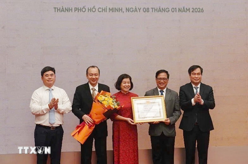 Công ty TNHH Đường sách Thành phố Hồ Chí Minh nhận Bằng khen của Ban Tuyên giáo và Dân vận Trung ương vì đã có thành tích xuất sắc trong công tác tuyên truyền, đóng góp cho sự nghiệp phát triển xuất bản và văn hóa đọc. (Ảnh: Thu Hương/TTXVN)