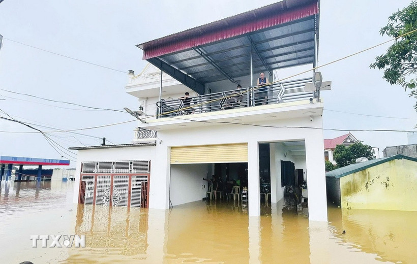 Theo báo cáo từ UBND xã Kim Tân, xã có 38/48 thôn với 2.235 hộ bị ngập, chính quyền địa phương đã huy động lực lượng sơ tán hơn 1.800 hộ dân với 7.600 nhân khẩu đến nơi an toàn. (Ảnh: Hoa Mai/TTXVN)