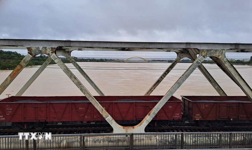 Toa xe lửa chở đá dừng trên cầu đường sắt Bạch Hổ bắc qua sông Hương, thành phố Huế để gia tải ứng phó với lũ lớn. (Ảnh: Nguyên Lý/TTXVN)