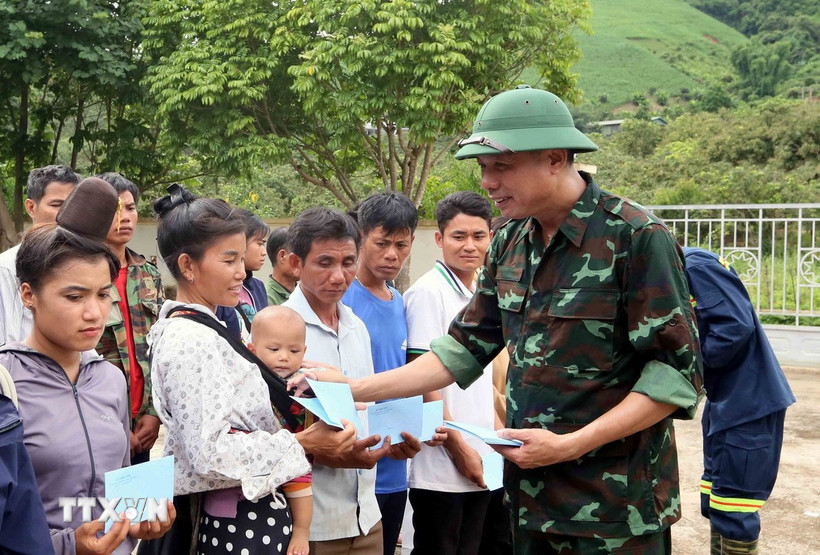 Phó Chủ tịch UBND tỉnh Sơn La Nguyễn Thành Công tặng quà cho nhân dân xã Huổi Một chịu ảnh hưởng, thiệt hại của thiên tai. (Ảnh: Quang Quyết/TTXVN)