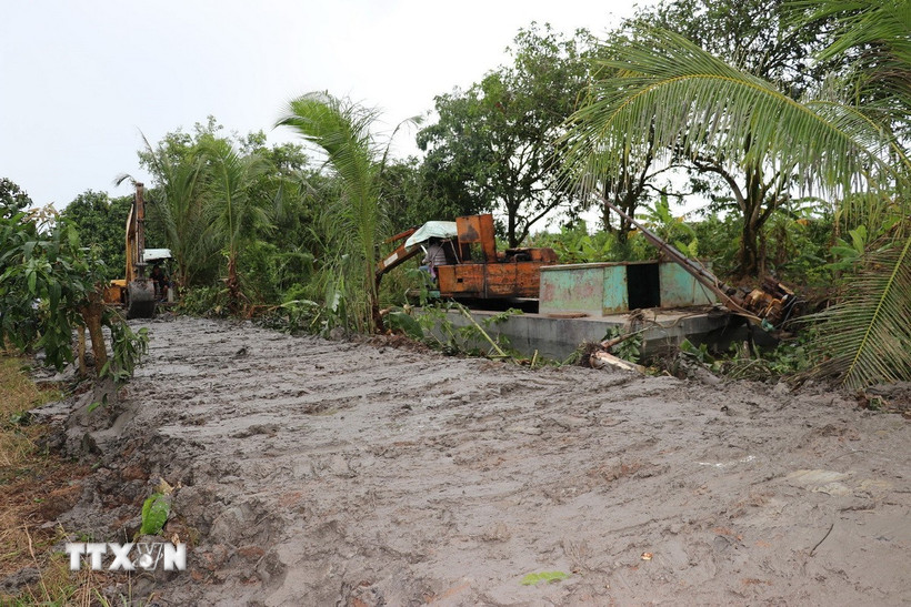 Tuyến kênh nội đồng kết hợp đê bao dài 1,5 km được hoàn tất trước mùa lũ. (Ảnh: Hữu Chí/TTXVN)