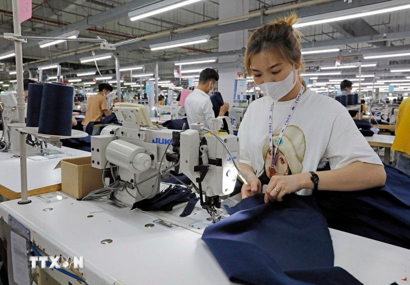 Sản xuất quần áo xuất khẩu sang thị trường Hoa Kỳ tại Công ty may TAL Vĩnh Phúc. (Ảnh: Trần Việt/TTXVN) 